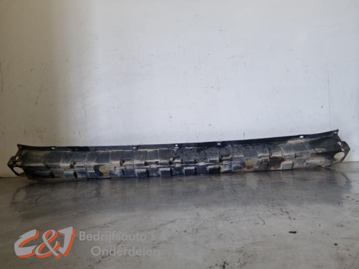 Bumpersteun midden-achter van een Mercedes Sprinter