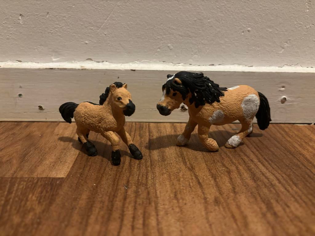 Schleich Shetlander merrie en veulen - Repaint, Ophalen of Verzenden, Gebruikt, Paard, Beeldje of Figuurtje