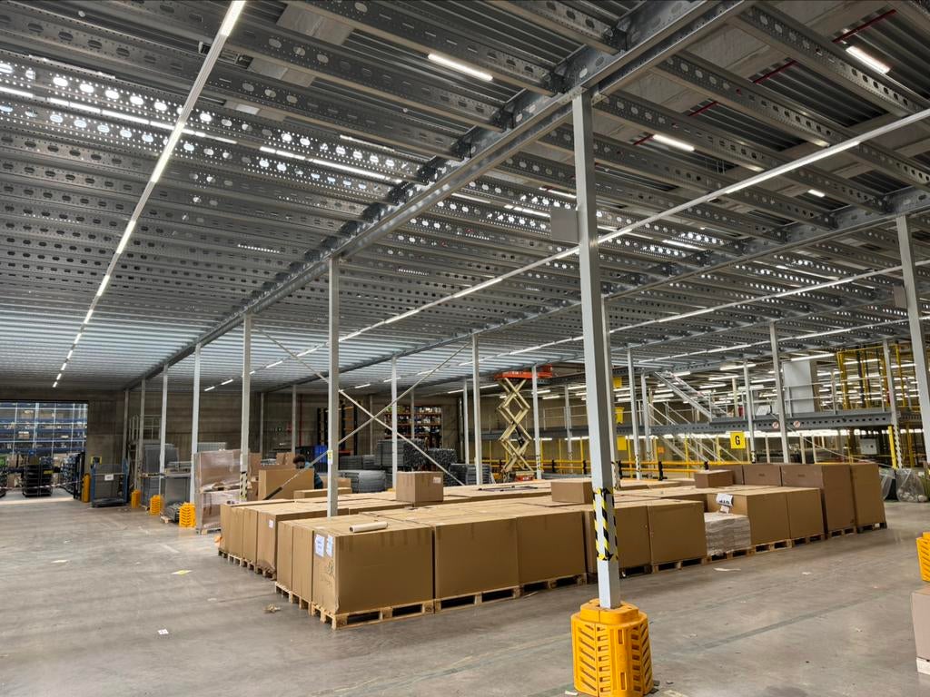 Betreft mooi hoge entresolvloer 4750mm 325m2 !, Ophalen of Verzenden
