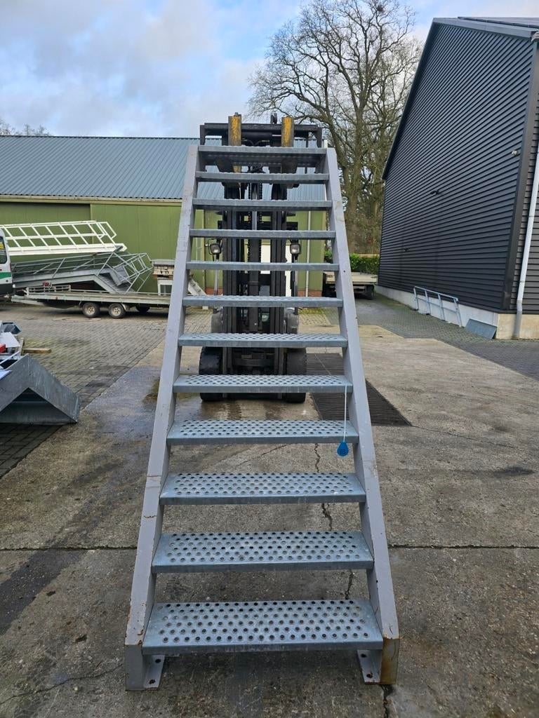Stalen trap met bordes grijs. Hoog 2,4 mtr. Nob063, Ophalen, Zo goed als nieuw, 2 tot 4 meter