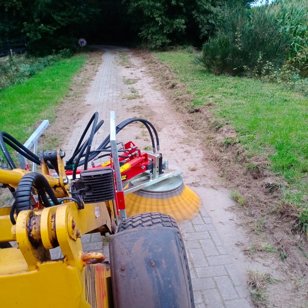 Onkruid machinaal laten verwijderen van oprit, plein, terrei, Tuinonderhoud of Snoeiwerk
