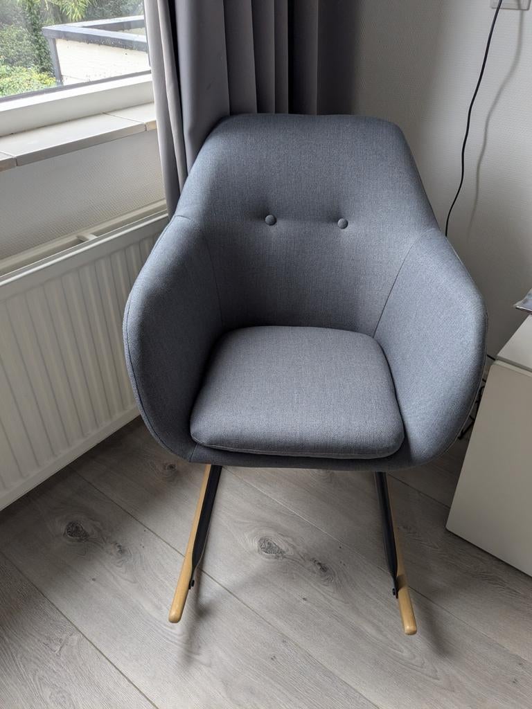 Mooie grijze schommelstoel (nieuw 179 euro), Huis en Inrichting, Fauteuils, Ophalen, 75 tot 100 cm, Zo goed als nieuw, Stof