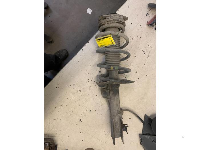 Schokdemperpoot rechts-voor van een Nissan Qashqai, Gebruikt, -, -, Ophalen of Verzenden