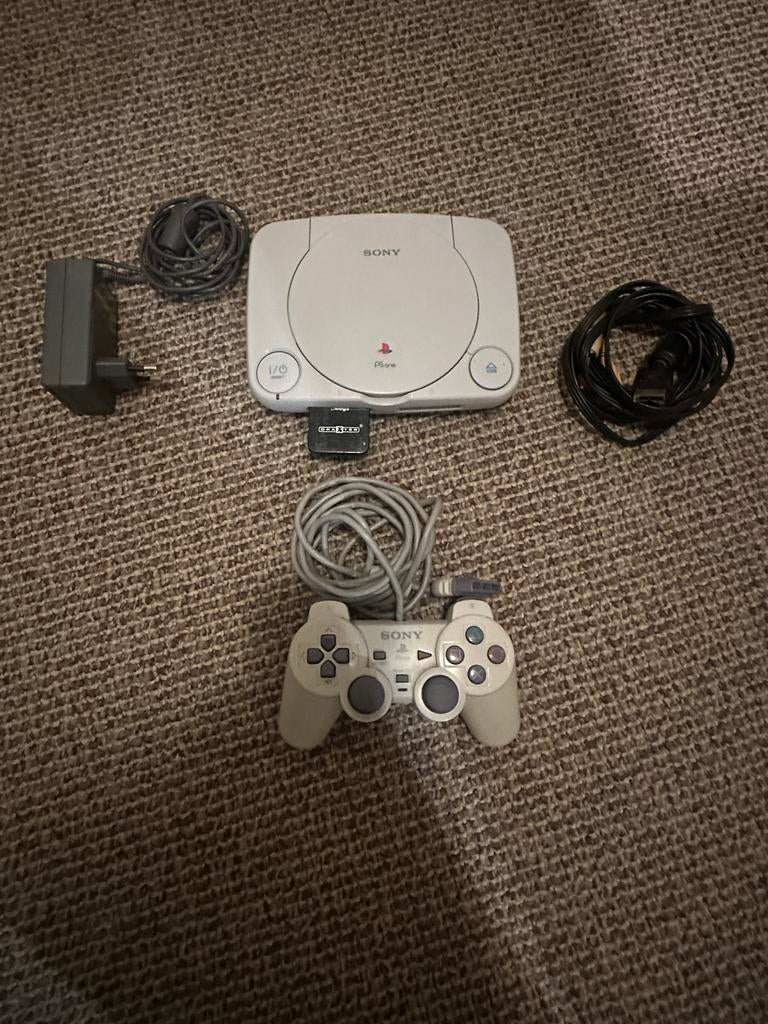 PlayStation 1 (PS one) - Klassieker! Slim versie, Spelcomputers en Games, Spelcomputers | Sony PlayStation 1, Z, Gebruikt, Z, Z