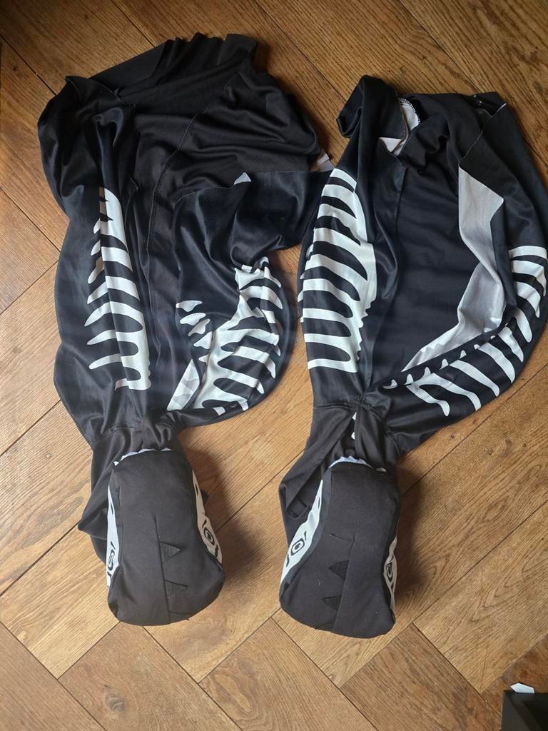 Dino capes. Skeletten. 104/140 H & M, Kinderen en Baby's, Carnavalskleding en Verkleedspullen, Ophalen of Verzenden, Jongen of Meisje