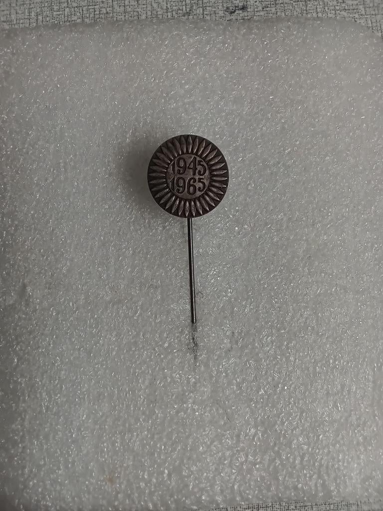 Herinnerings speldje 1945-1965., Verzamelen, Speldjes, Pins en Buttons, Ophalen of Verzenden, Gebruikt, Overige onderwerpen