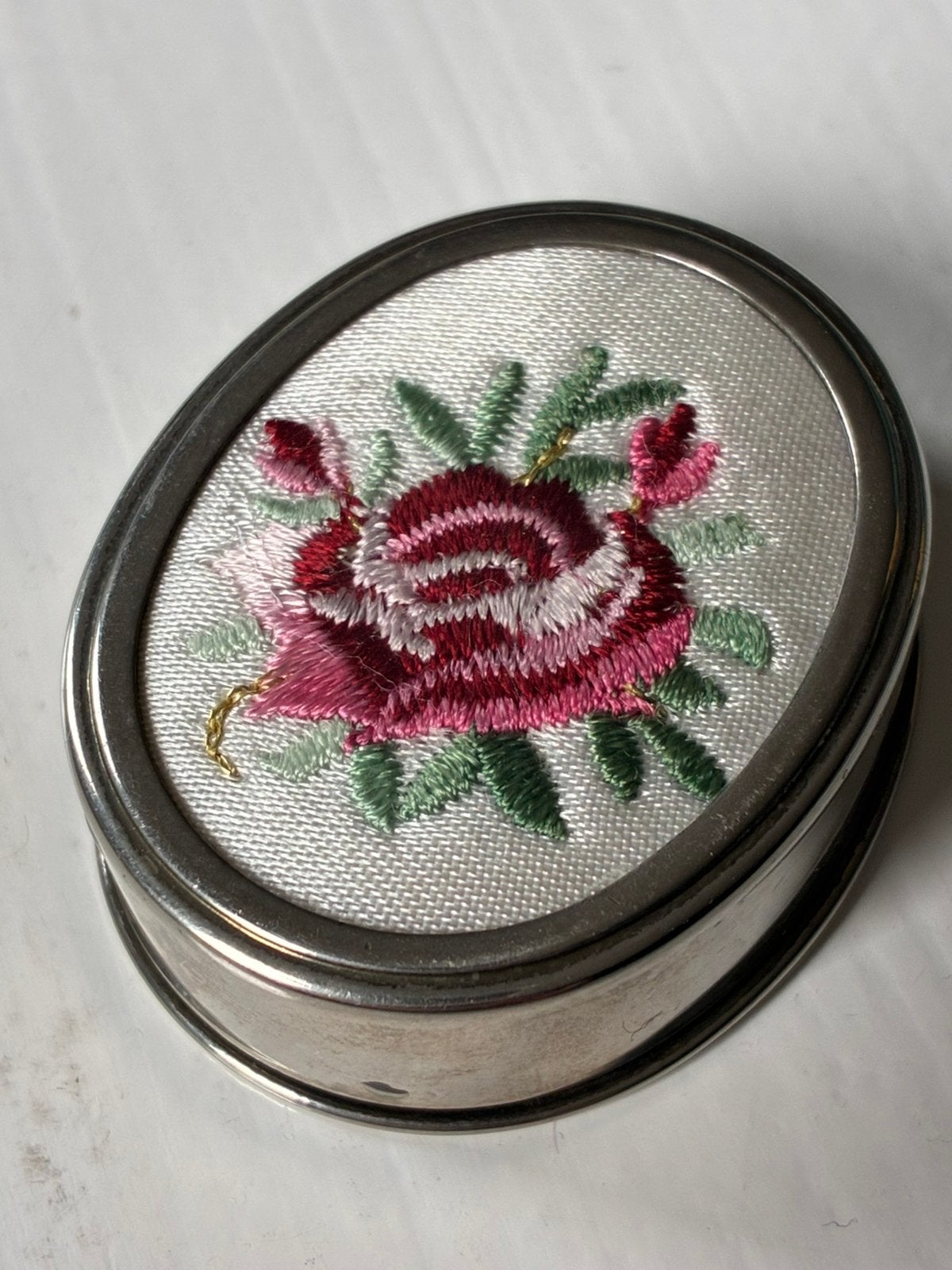 Pillendoosje geborduurd roosje vintage zilverkleur, Verzamelen, Ophalen of Verzenden, Gebruikt