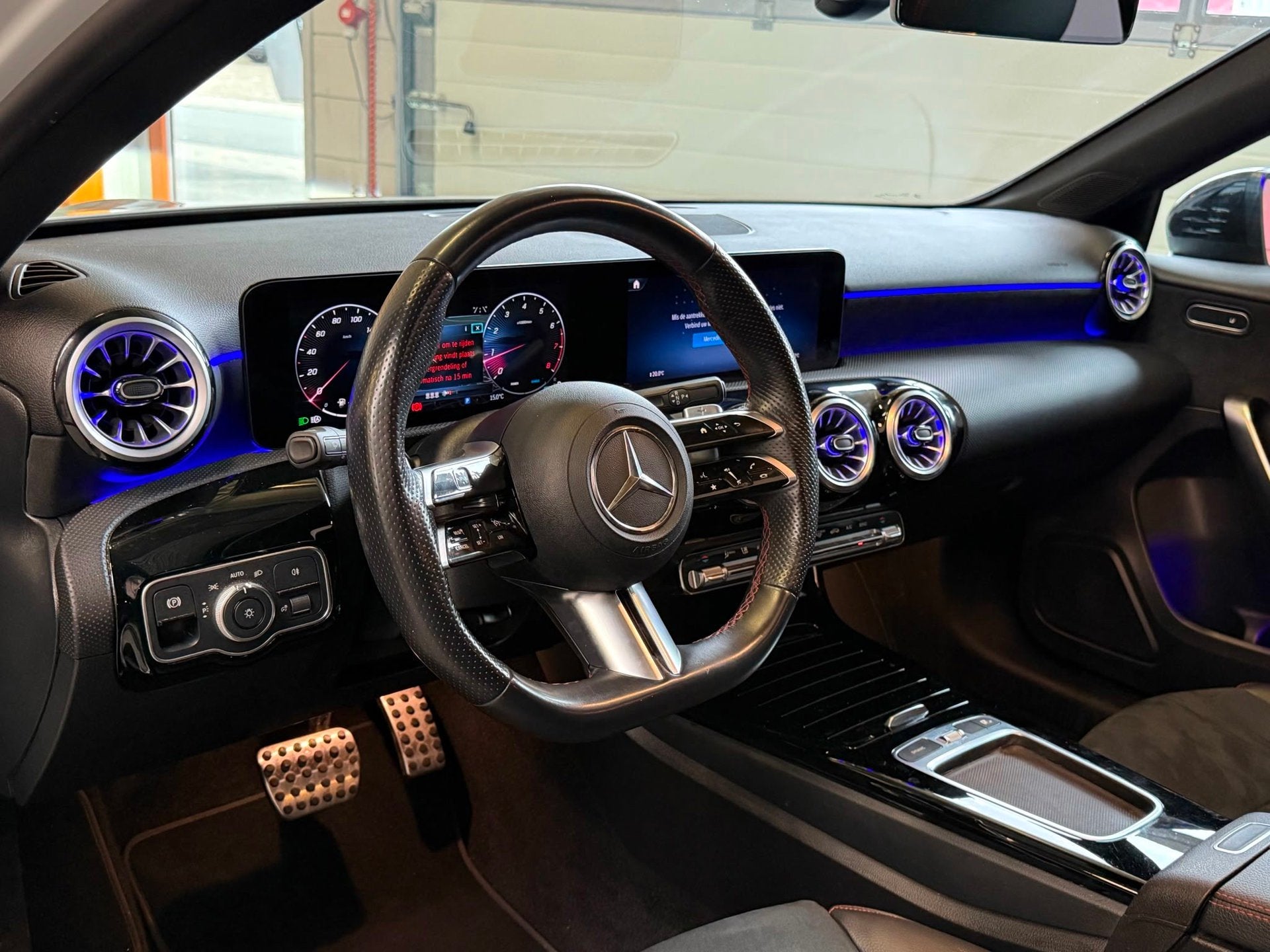 Mercedes-Benz A-klasse 180 AMG Black Line, 1 Jaar Bovag Gara, Auto's, Mercedes-Benz, Dealer onderhouden, 136 pk, Wit, Origineel Nederlands