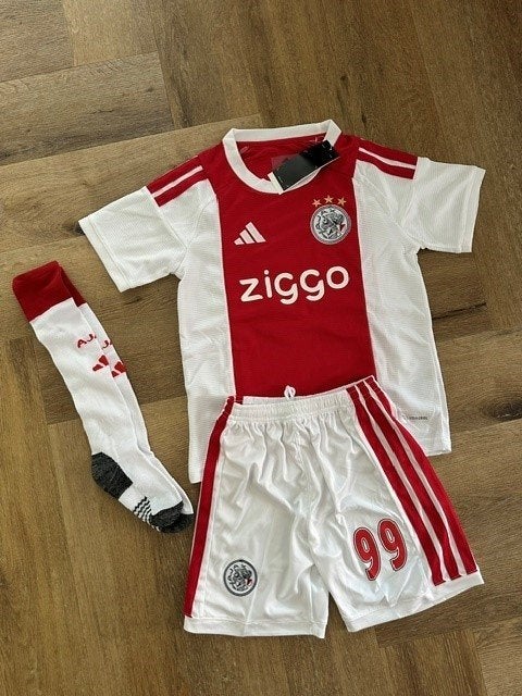 Ajax tenue 26/27 kids size 122/128 nieuw shirt broek sokken, Verzenden, Nieuw, Jongen of Meisje, Setje