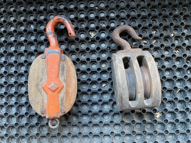 2 oude cheeps katrollen voor de liefhebber, Ophalen