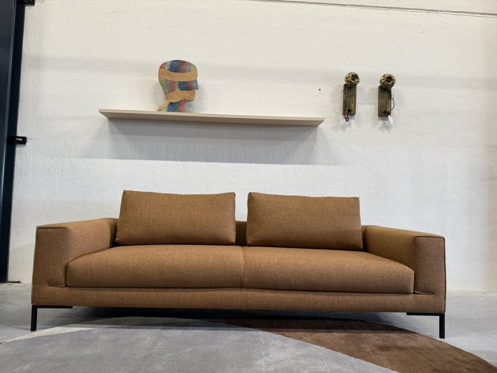 Nieuw Design on Stock Aikon Lounge 4 zits bank bruin stof, Nieuw, Ophalen of Verzenden, Rechte bank, Info@gelderlanddesign.com