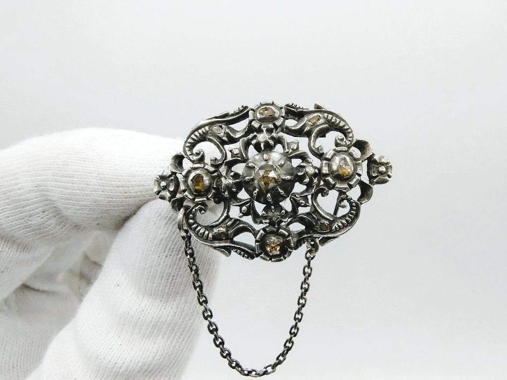 Zilveren / gouden broche bezet met 9 roosdiamanten, 19e eeuw, Verzenden, Goud, Broche, Met edelsteen