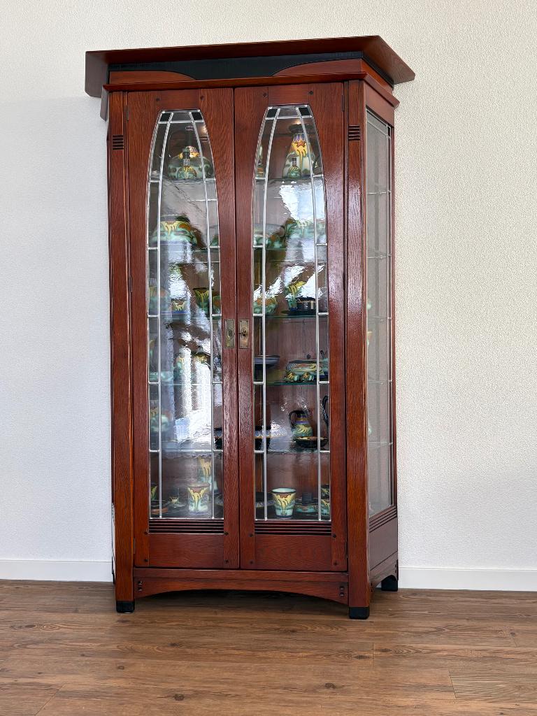 Schuitema Jugendstil vitrinekast met glas-in-lood, Ophalen