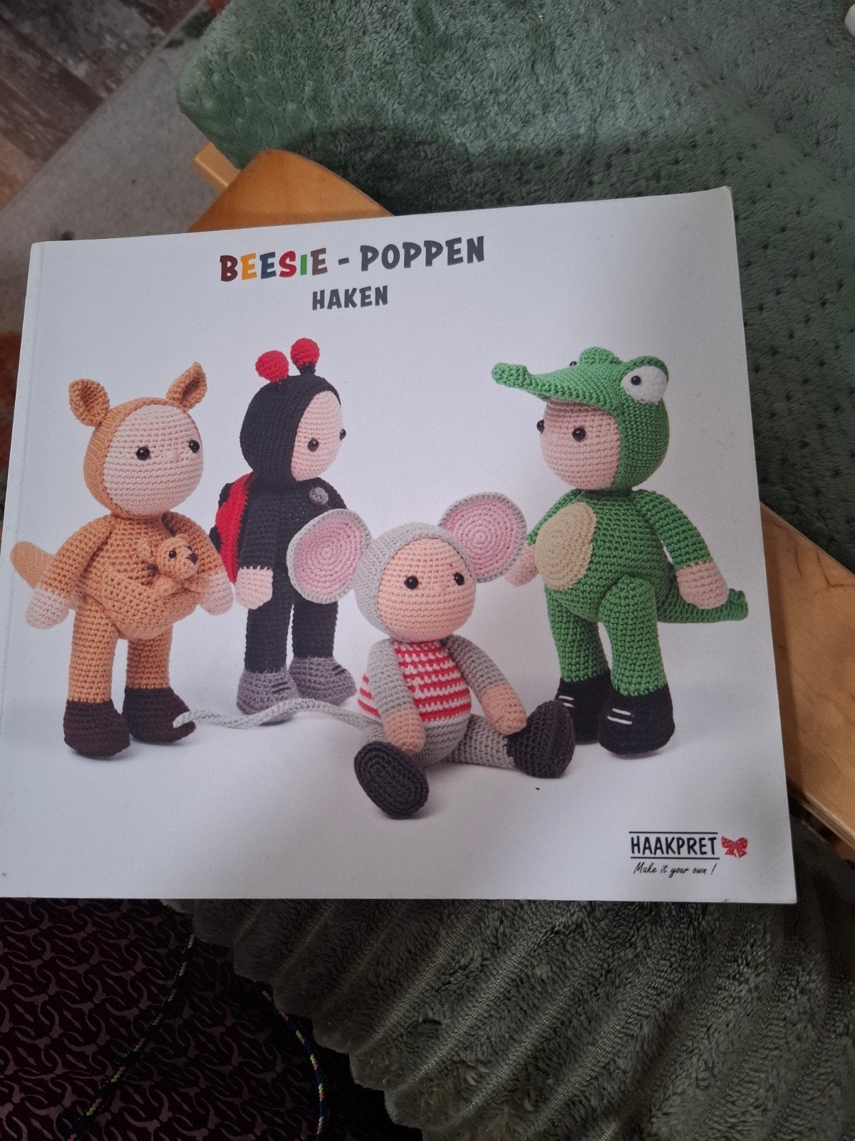Beesie-Poppen Haken Amigurumi Boek - 24 patronen, Ophalen of Verzenden, Zo goed als nieuw, Haken, Patroon of Boek