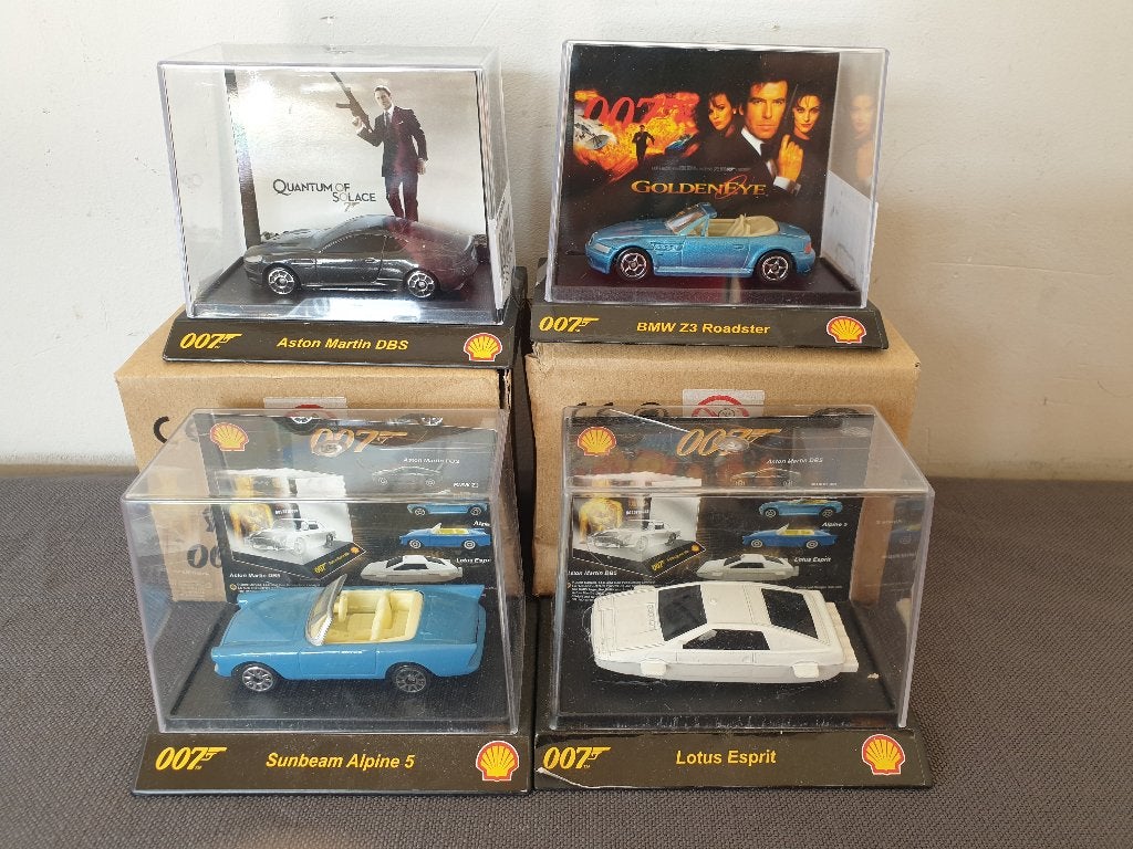 4 James Bond 007 miniatuur auto's. Shell collectie 2008