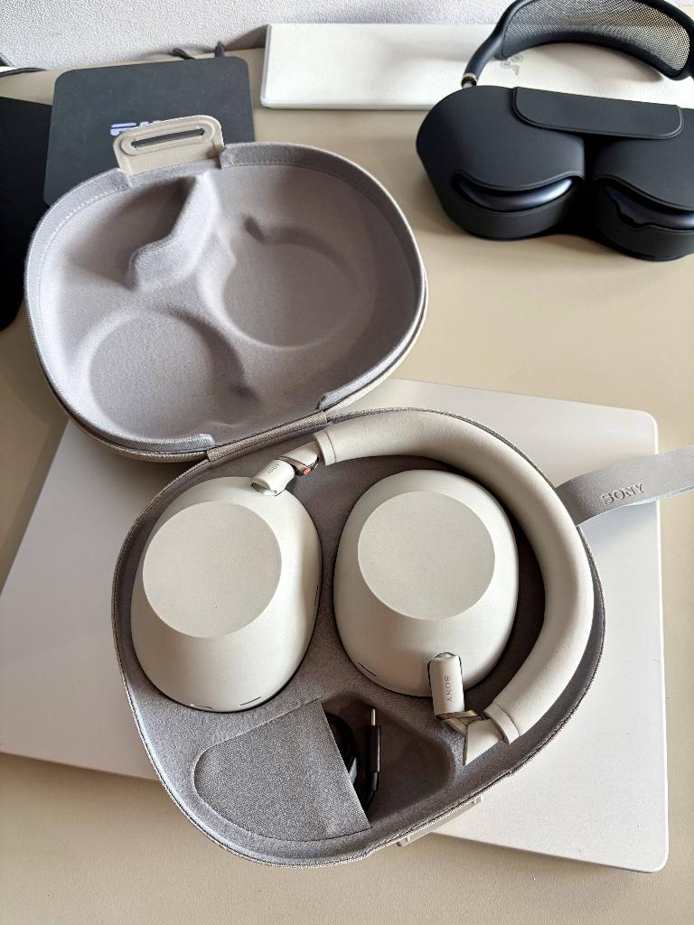 Sony WH-1000XM6 (beige)