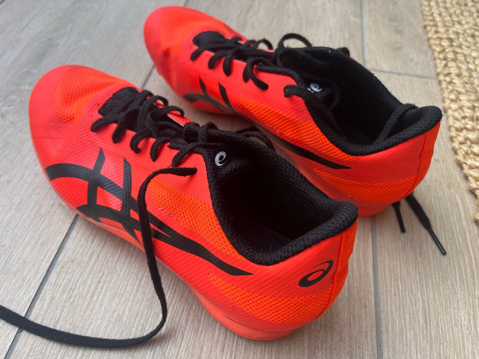 Asics Spikes - Maat 39 - Oranje/Zwart, Sport en Fitness, Loopsport en Atletiek, Zo goed als nieuw, Spikes, Hardlopen, Asics, Ophalen of Verzenden