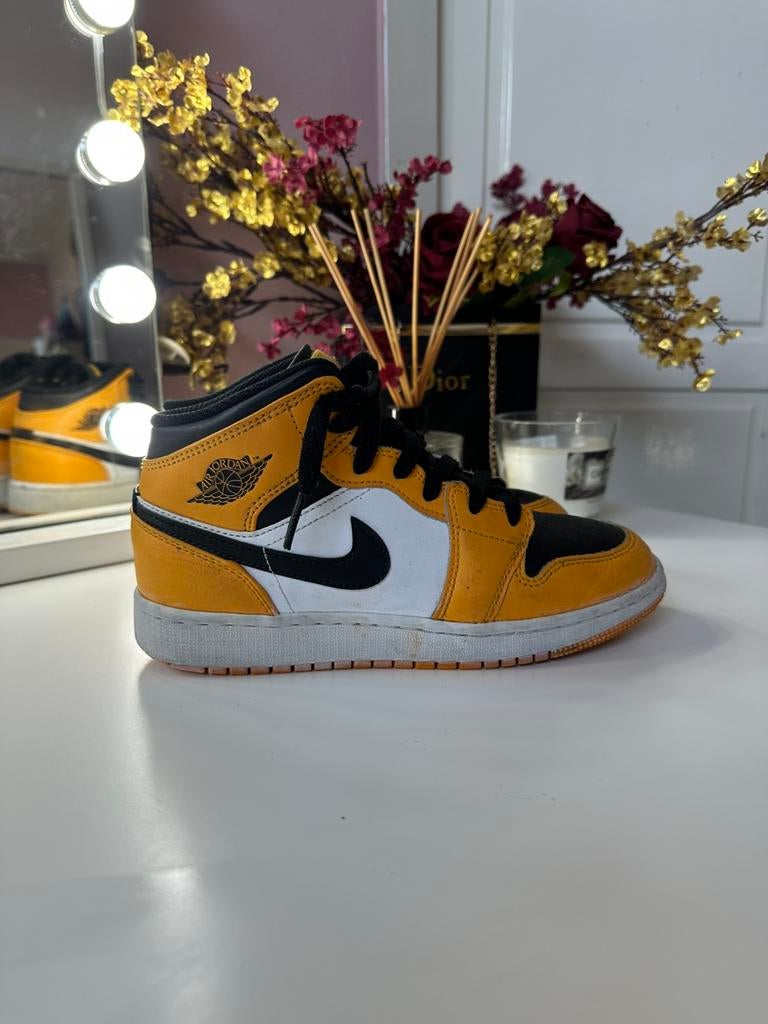 Jordan mid, Kleding | Dames, Schoenen, Geel, Ophalen of Verzenden, Sneakers of Gympen, Zo goed als nieuw