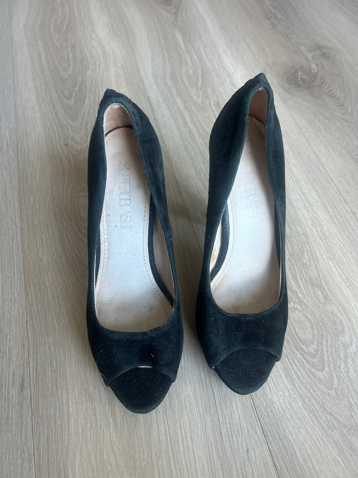 Zwarte suède pumps/peep toes maat 38 Merk Supertrash, Ophalen of Verzenden, Gedragen, Zwart, Pumps
