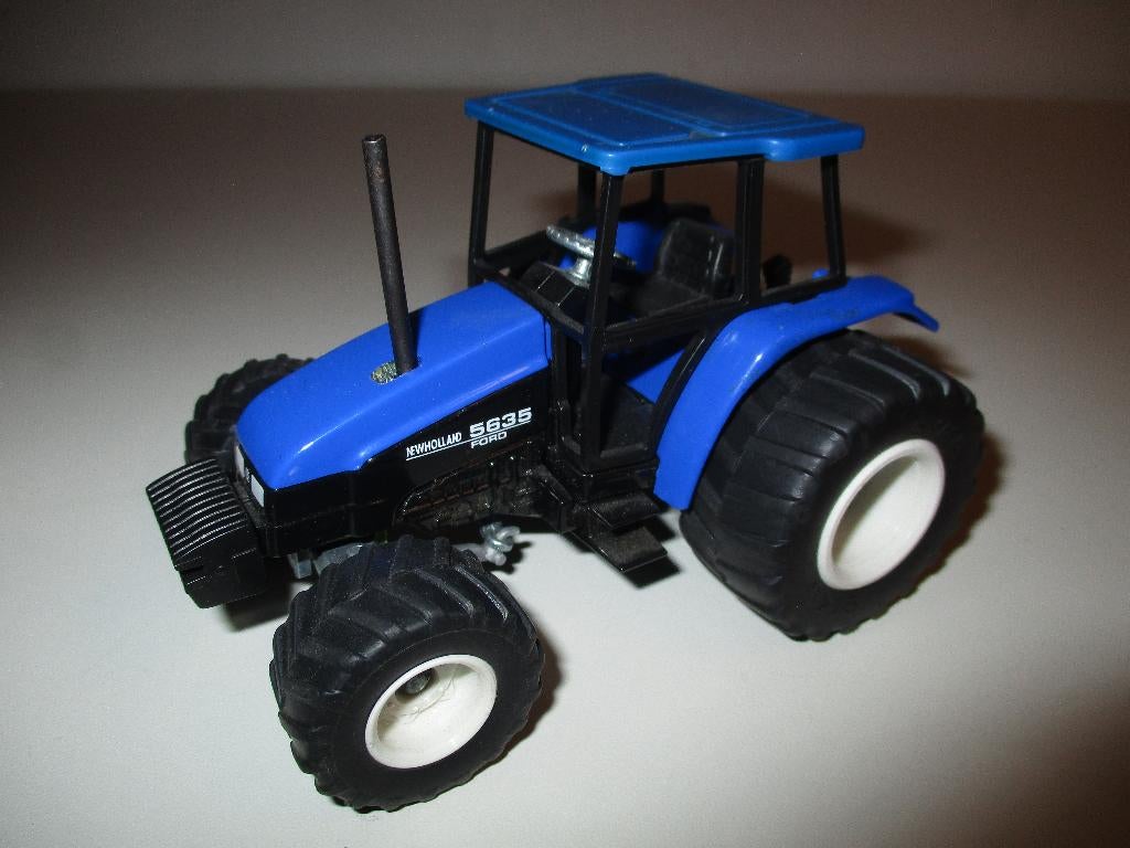 Siku New Holland 5635 met lagedrukbanden, Ophalen of Verzenden, Gebruikt, Tractor of Landbouw, SIKU