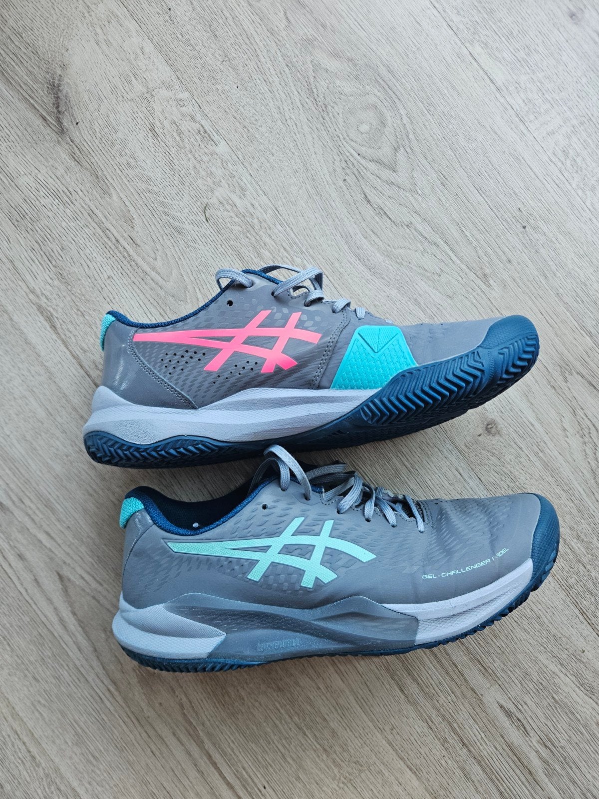 Asics Gel-Challenger 12 padel - Grijs/Roze/Blauw maat 43,5, Sport en Fitness, Tennis, Ophalen of Verzenden