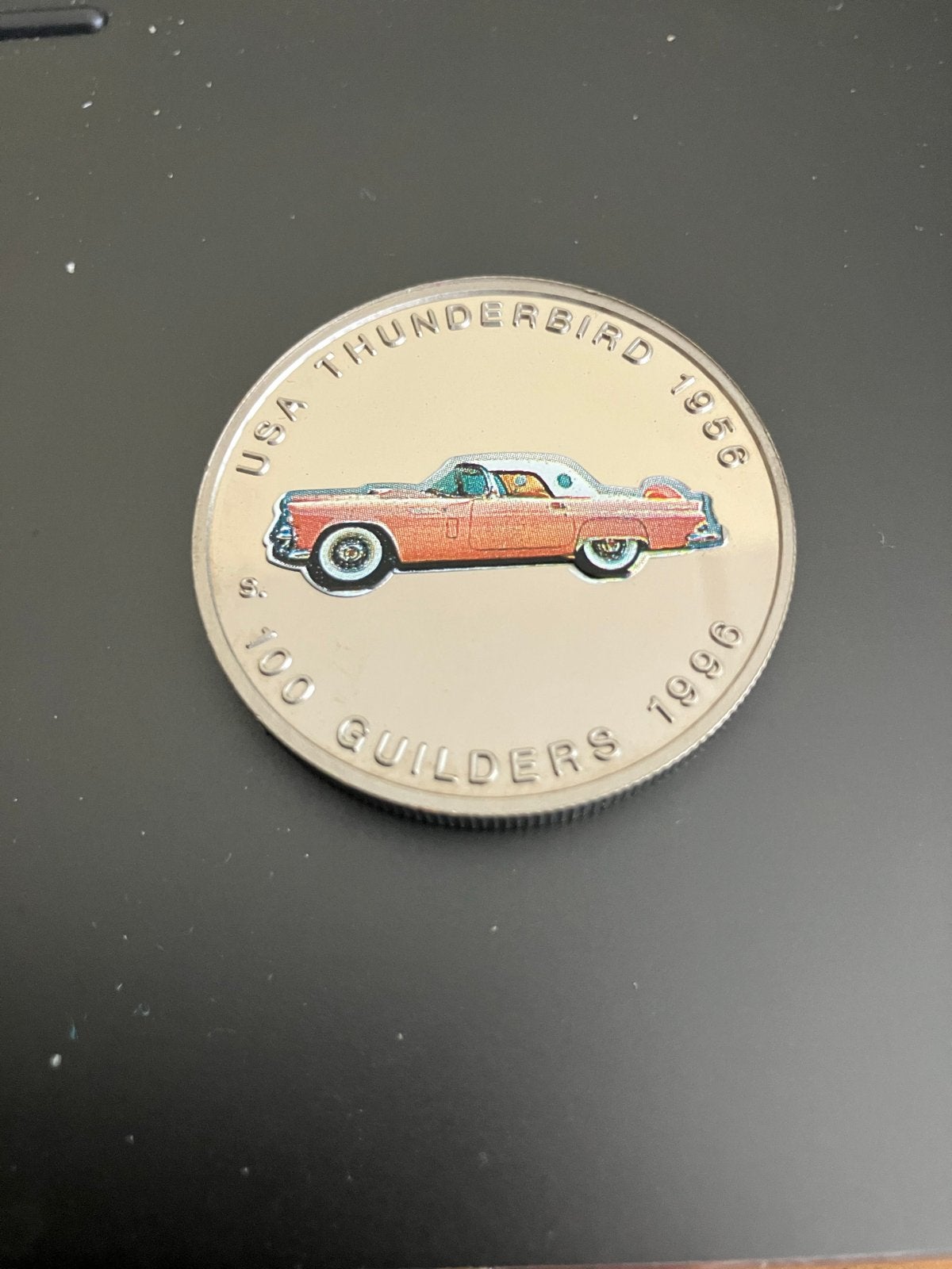 Suriname 100 Guilders 1996 USA Thunderbird 1956 Munt, Postzegels en Munten, Munten | Azië, Ophalen of Verzenden, Losse munt