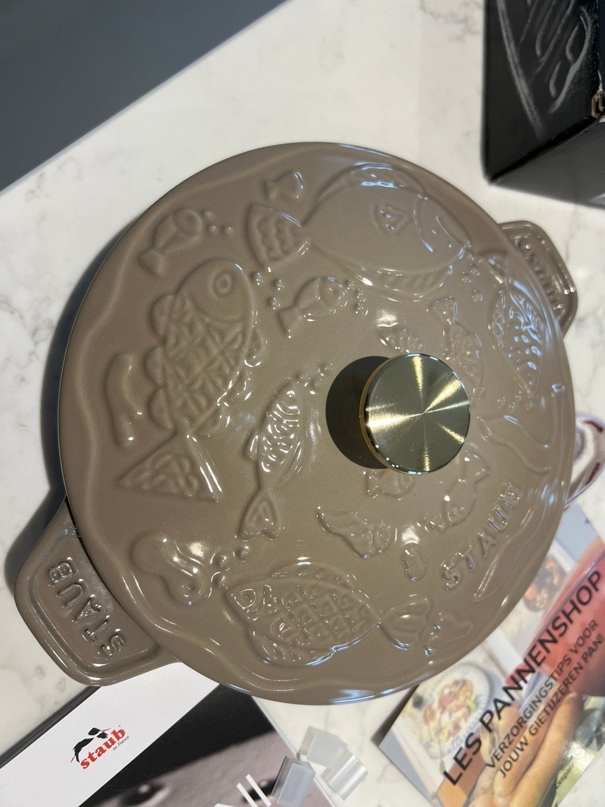 Nieuwe Staub Ocean ovenschaal 20 cm Sesam in de doos, Geschikt voor inductie, Nieuw, Ophalen of Verzenden, Staub