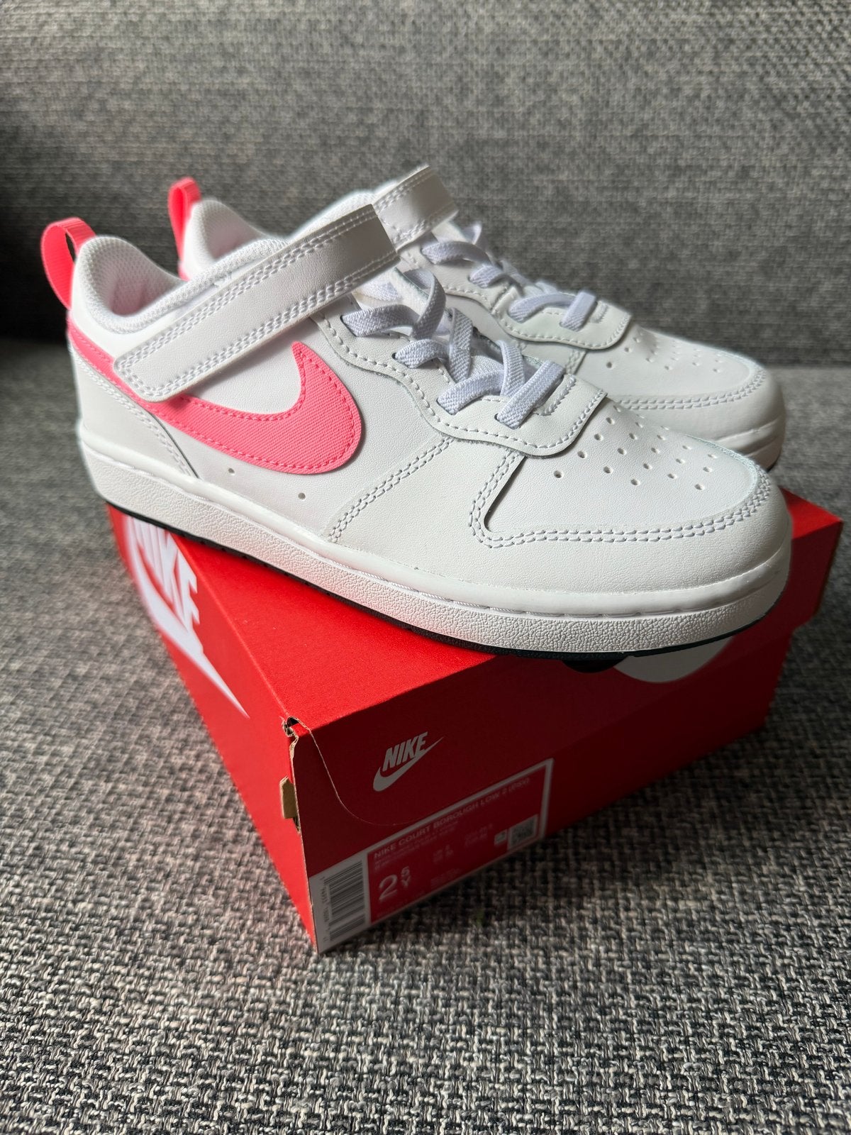 Nike Court Borough Low 2 (PSV) - Maat 34 - Nieuw in doos, Nieuw, Ophalen of Verzenden, Jongen of Meisje, Sportschoenen