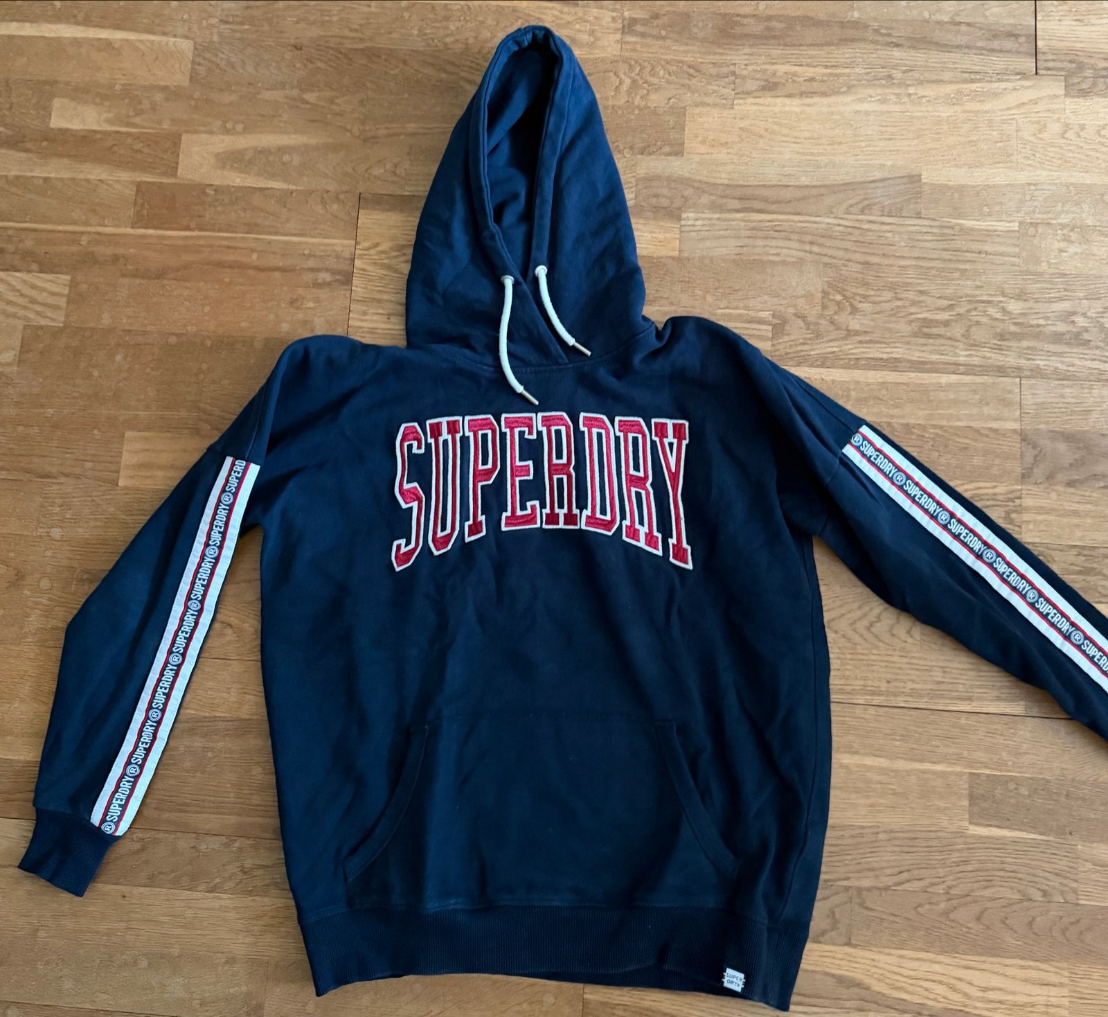 Superdry hoodie donkerblauw met rood logo en strepen, Ophalen of Verzenden, Gedragen, Blauw