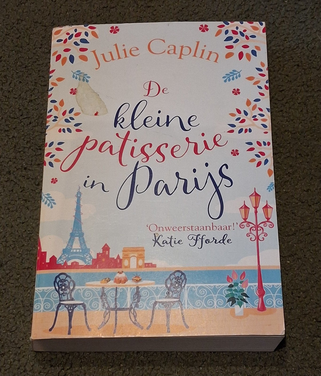 De kleine patisserie in Parijs - Julie Caplin, Ophalen of Verzenden, Zo goed als nieuw, Julie Caplin, Nederland