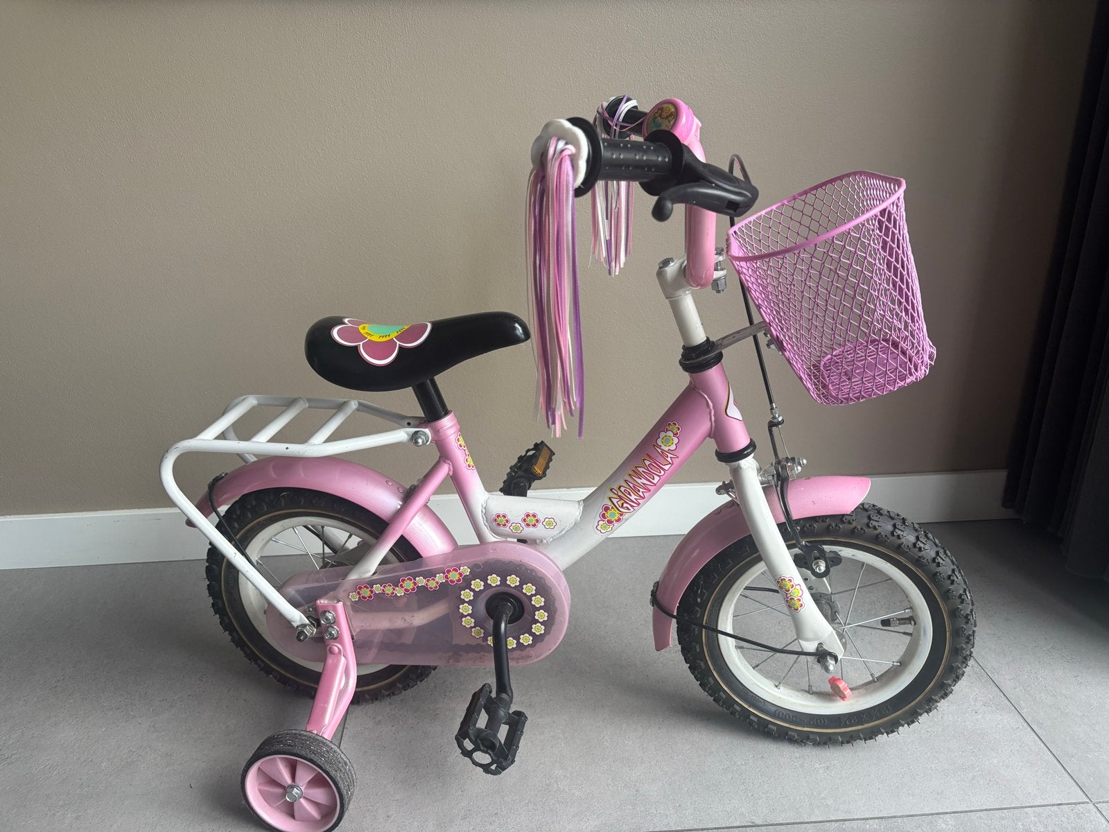 Roze Disney kinderfiets met zijwieltjes en ijzeren mandje, Fietsen en Brommers, Fietsen | Kinderfietsjes, Ophalen, Zijwieltjes