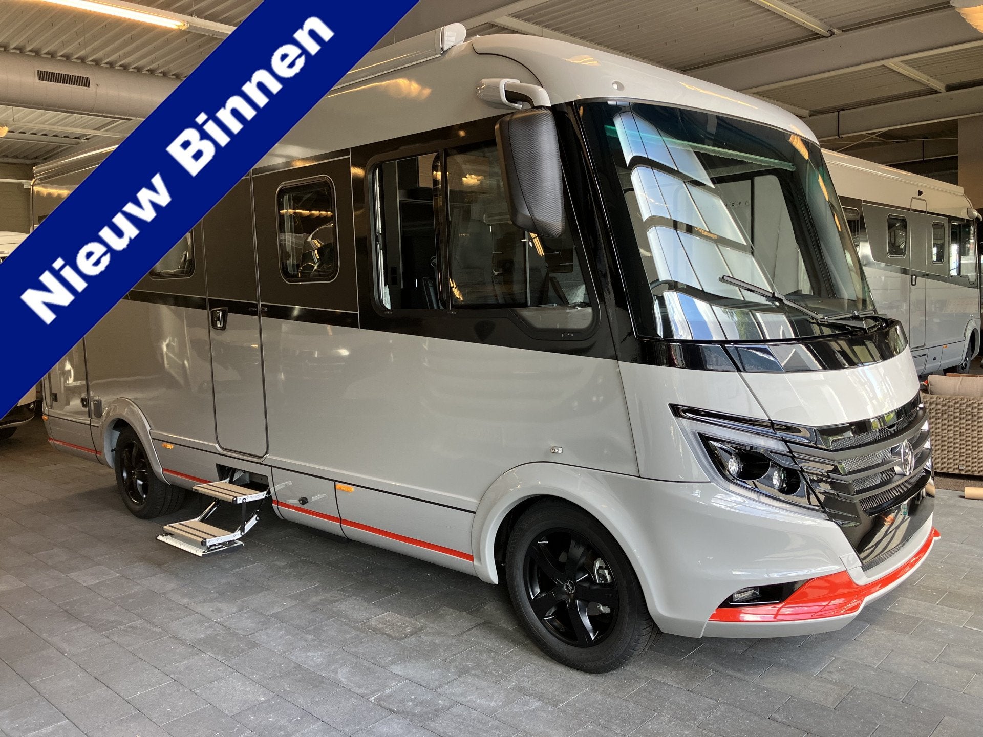 Niesmann+Bischoff iSmove 6.9E 180pk Aut Hefbed Levelsysteem, Caravans en Kamperen, Campers, tot en met 2, Integraal, Niesmann+Bischoff