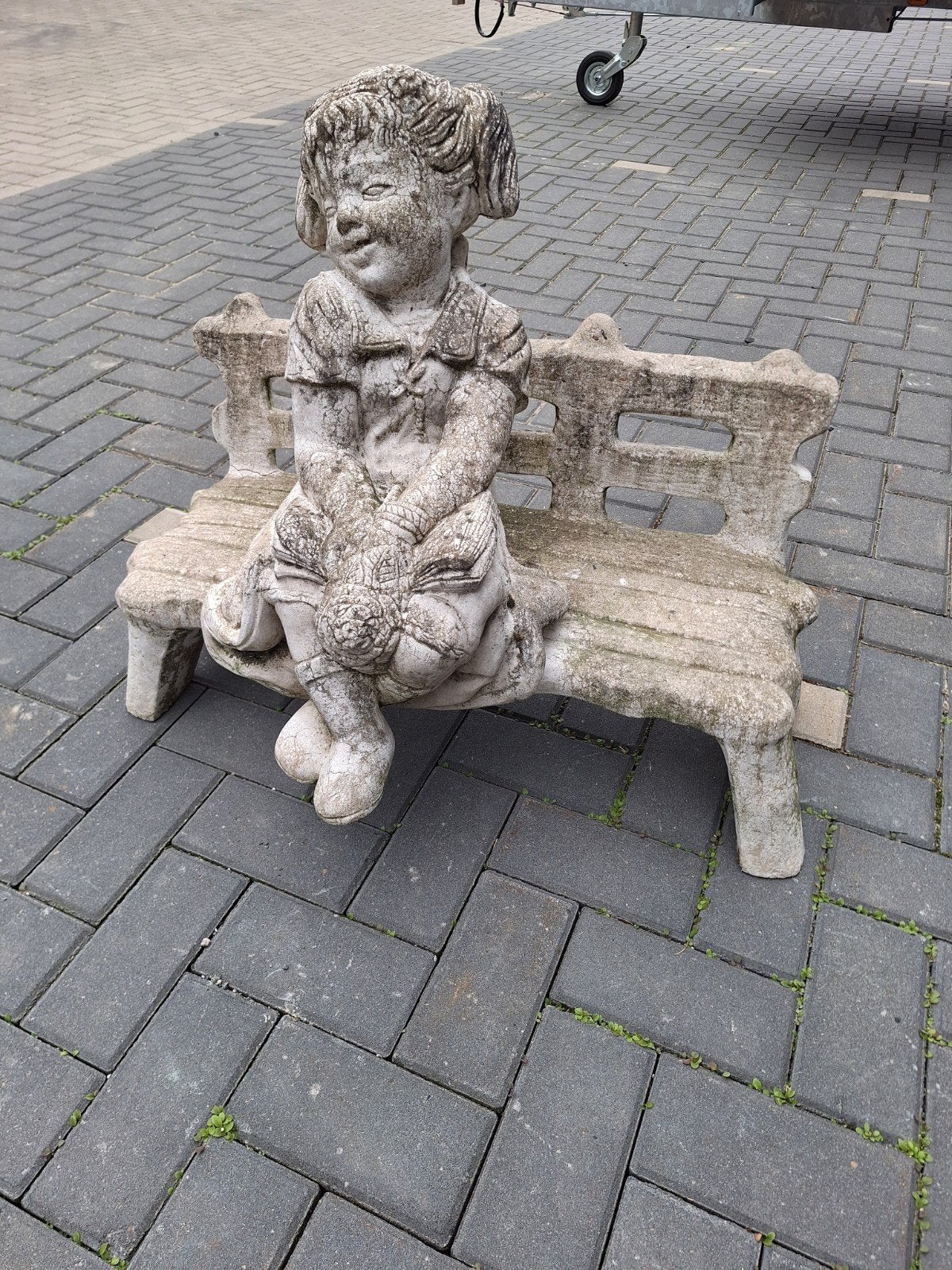 Betonnen bankje met dame - Tuinbeeld, Ophalen, Gebruikt, Beton