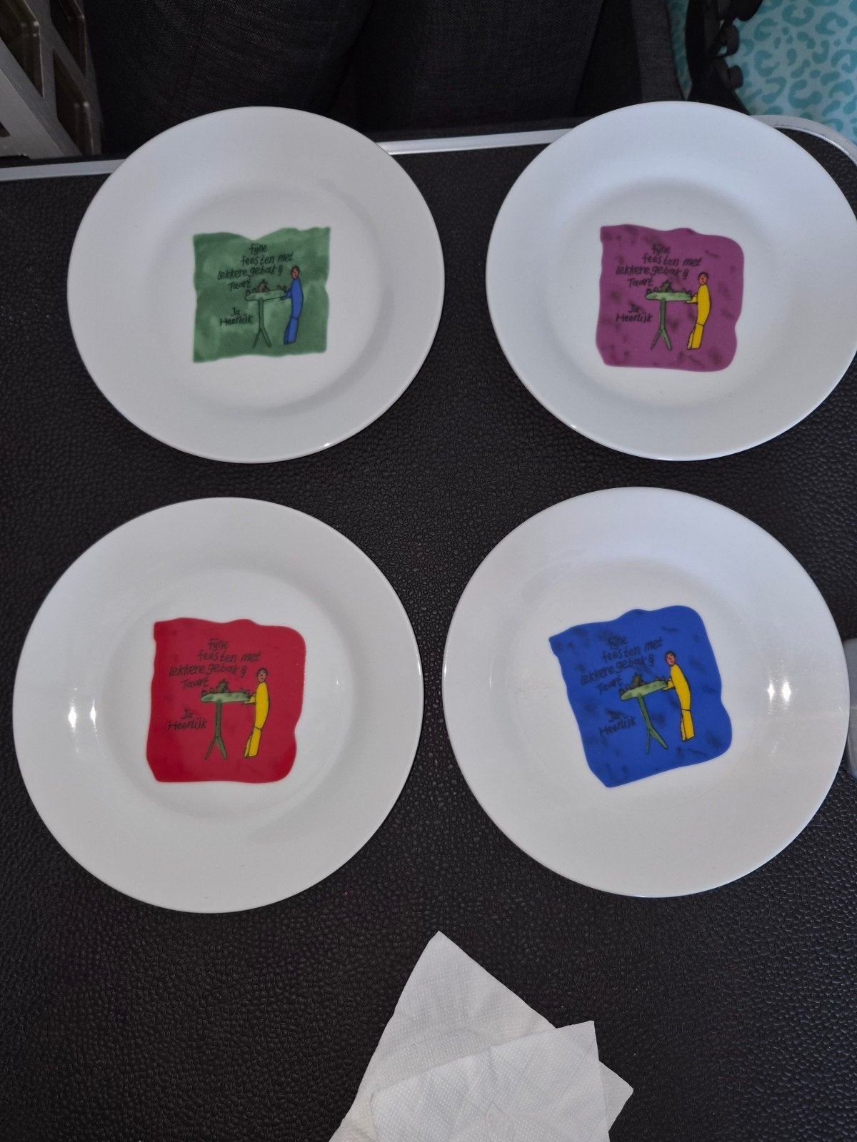 4x Gebaksbordjes met vrolijke opdruk - 'Fijne feesten', Keramiek, Ophalen of Verzenden, Zo goed als nieuw, Bord(en)