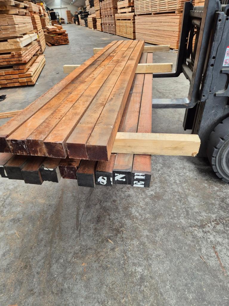 Restpartij !! hardhouten palen azobe 7x7cm 3mtr €13 per stuk, Ophalen, Nieuw, 250 cm of meer, Palen