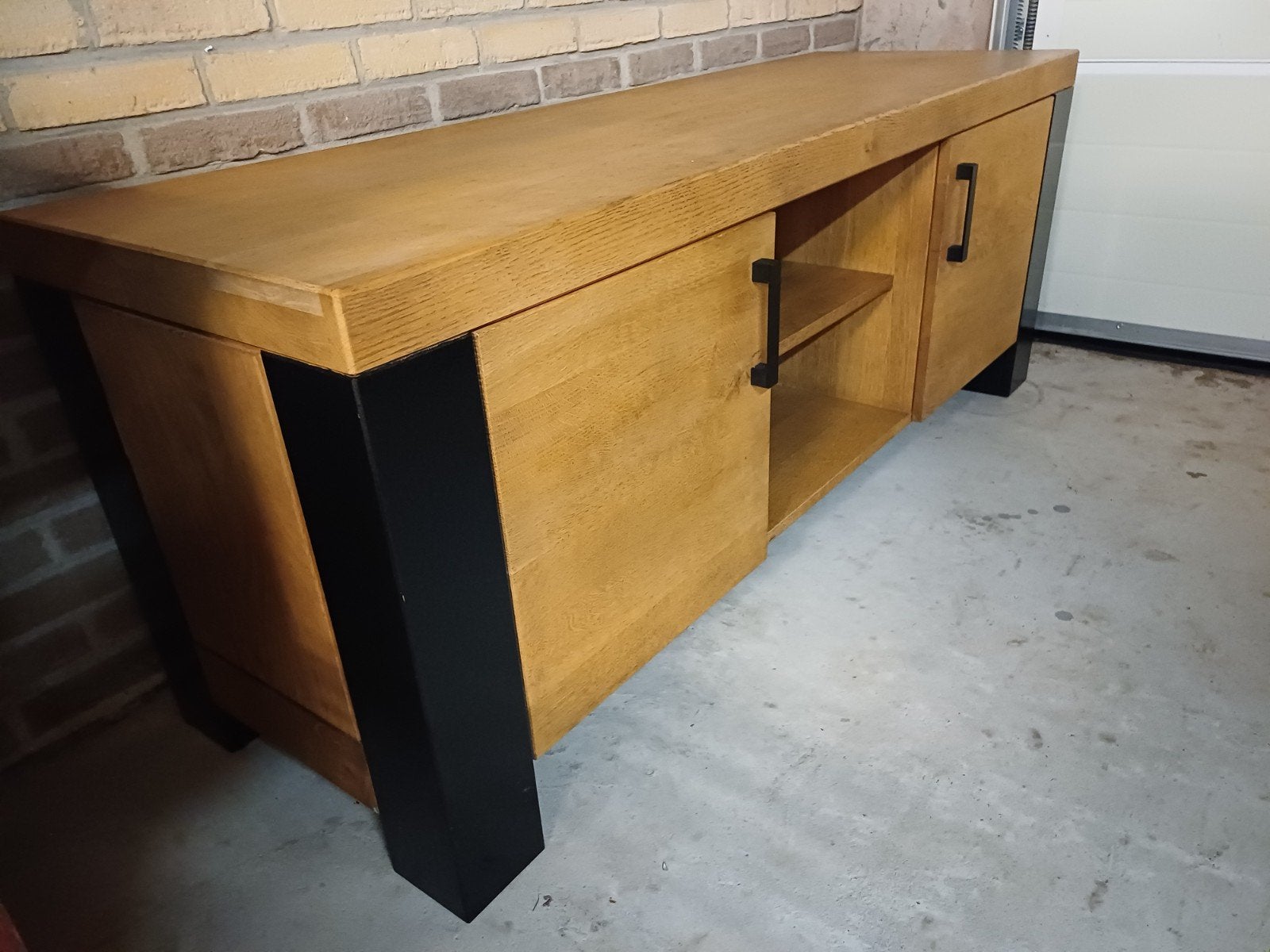 Massieve licht-eiken lage kast met zwarte hoeken, Ophalen, Gebruikt, 100 tot 150 cm, Eikenhout
