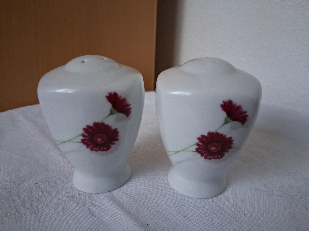 Porseleinen peper & zoutstel gerbera's *eureka*, Huis en Inrichting, Overige typen, Ophalen of Verzenden, Zo goed als nieuw, Overige stijlen