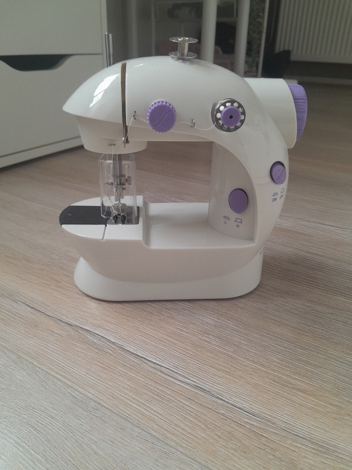 Kleine Naaimachine met Voetpedaal en Accessoires, Ophalen, Zo goed als nieuw, Naaimachine, Overige merken