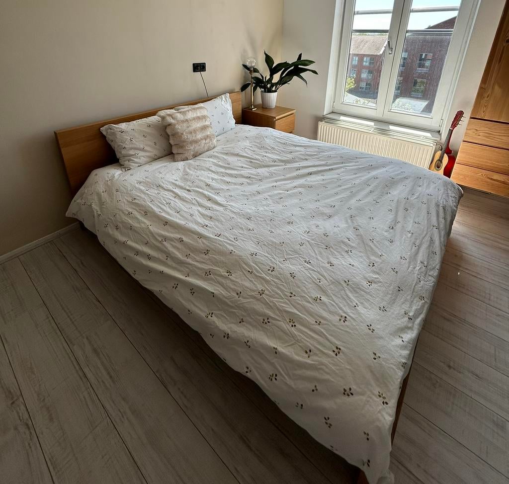 IKEA MALM Tweepersoons bed 160x200 incl. Nachtkastje, matras, Ophalen, Bruin, Tweepersoons, Zo goed als nieuw
