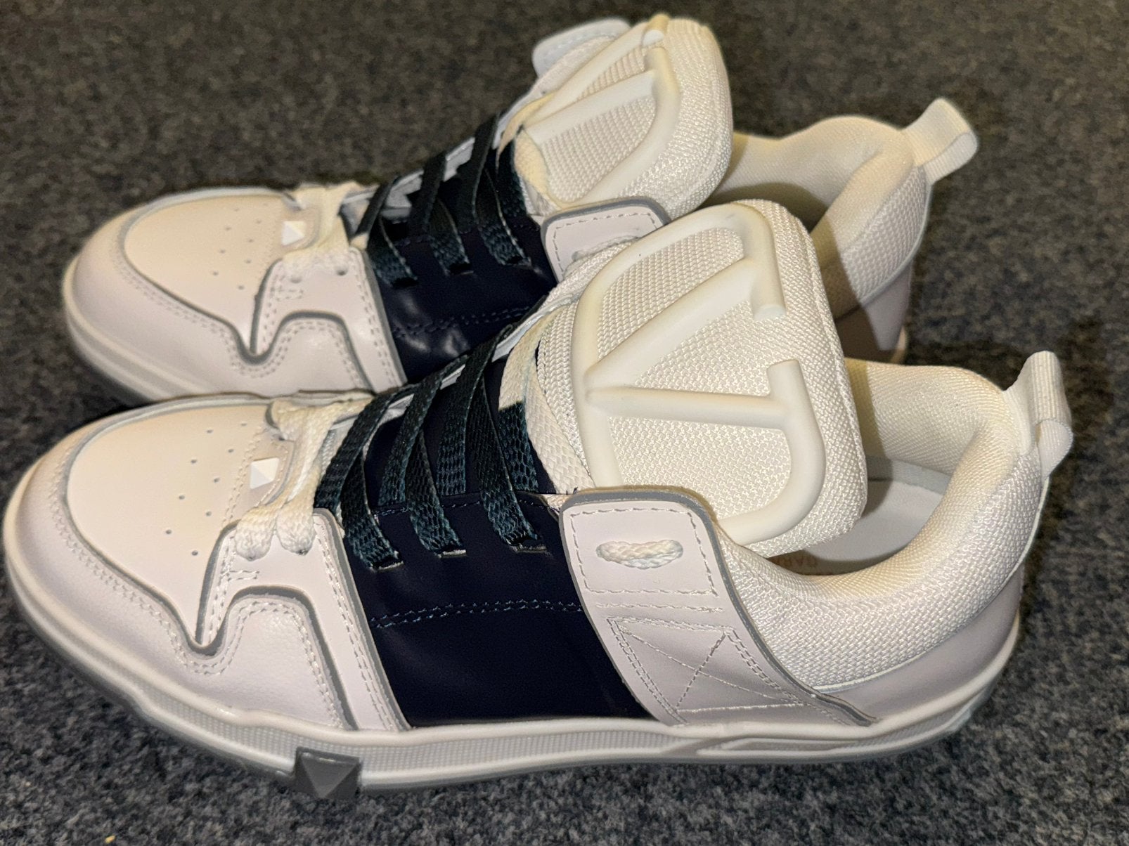 Valentino Garavani Sneakers Wit/Zwart – Zo Goed Als Nieuw, Ophalen of Verzenden, Zo goed als nieuw, Wit