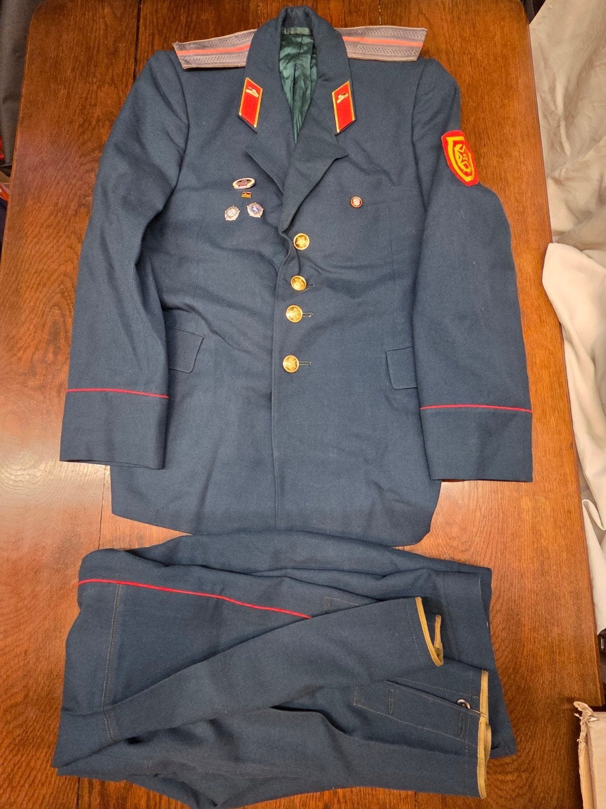 Militair uniform rusland ussr koude oorlog badges, Verzenden, Landmacht, Overige gebieden