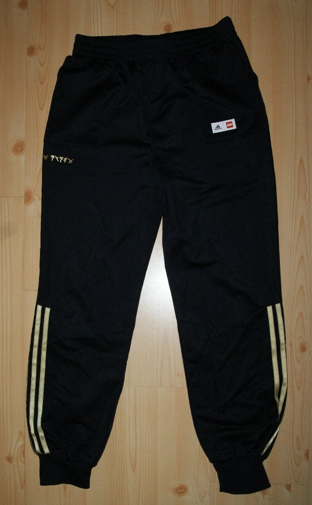 ADIDAS trainingsbroek maat 164 met applicatie en opdruk., Kinderen en Baby's, Kinderkleding | Maat 164, Adidas, Gebruikt, Sport- of Zwemkleding