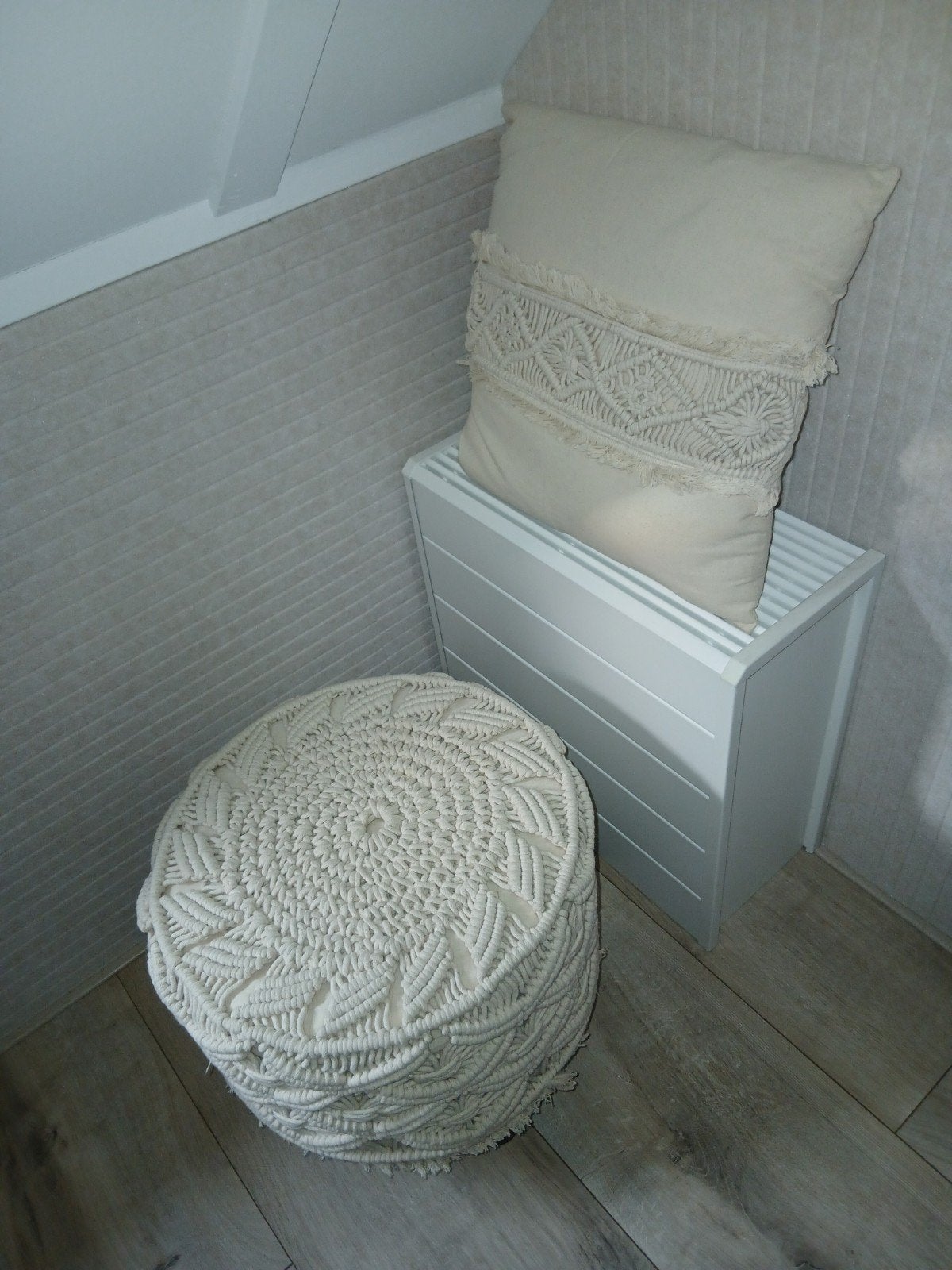 Kruk Ibiza stijl met bijpassend kussen. Macrame. Crème kleur, Ophalen, Minder dan 50 cm, Minder dan 50 cm, Zo goed als nieuw