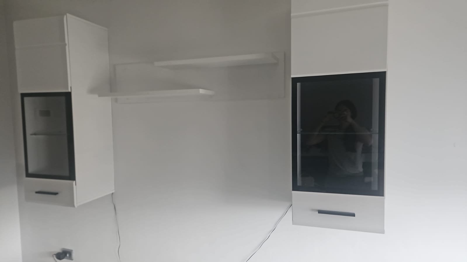 Foto 5 van Complete Hoogglans Witte Meubelset met Eettafel en Salontafe