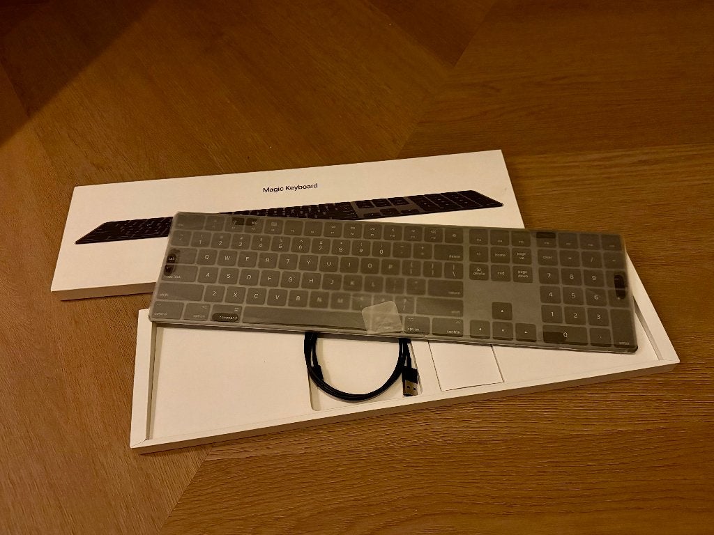 Apple Magic Keyboard met numeriek toetsenblok – Space Gray, Computers en Software, Toetsenborden, Gebruikt, Draadloos, Qwerty
