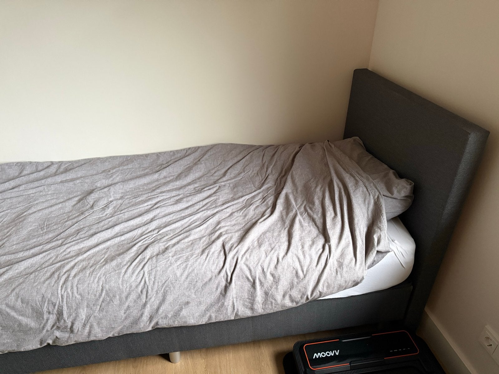 Comfortabel eenpersoonsbed met stoffen hoofdbord, Huis en Inrichting, Ophalen, Gebruikt, 90 cm, Eenpersoons