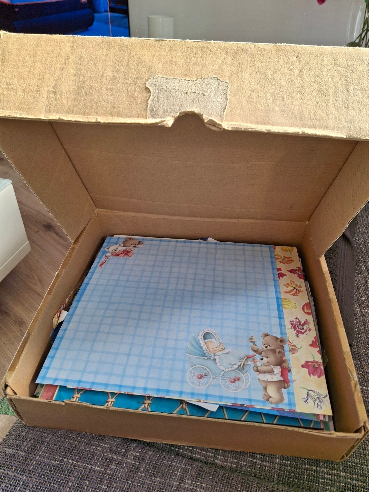 Doos vol knutselpapier en karton (ca. 100 vellen, 30x30cm), Ophalen