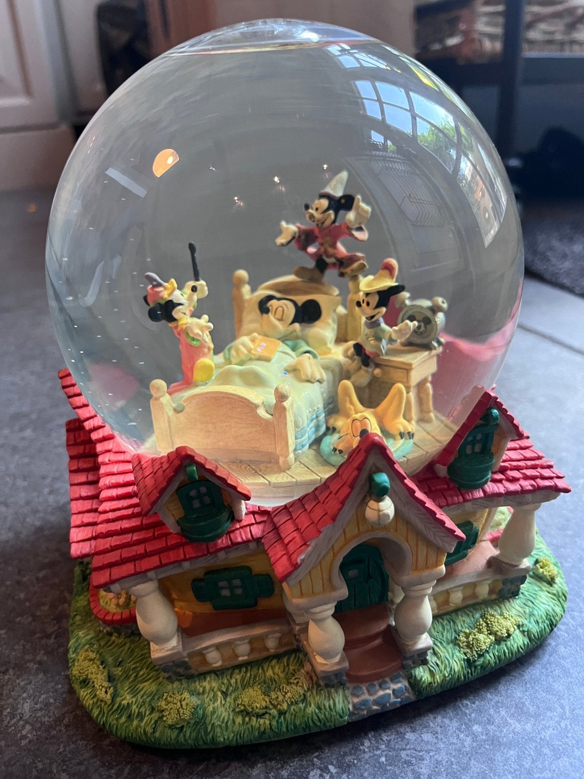 Disney Snowglobe slapende Mickey, Verzamelen, Disney, Ophalen of Verzenden, Mickey Mouse, Zo goed als nieuw, Beeldje of Figuurtje