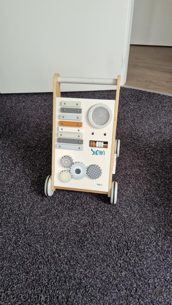 Houten loopkarretje met activiteitenbord, Ophalen