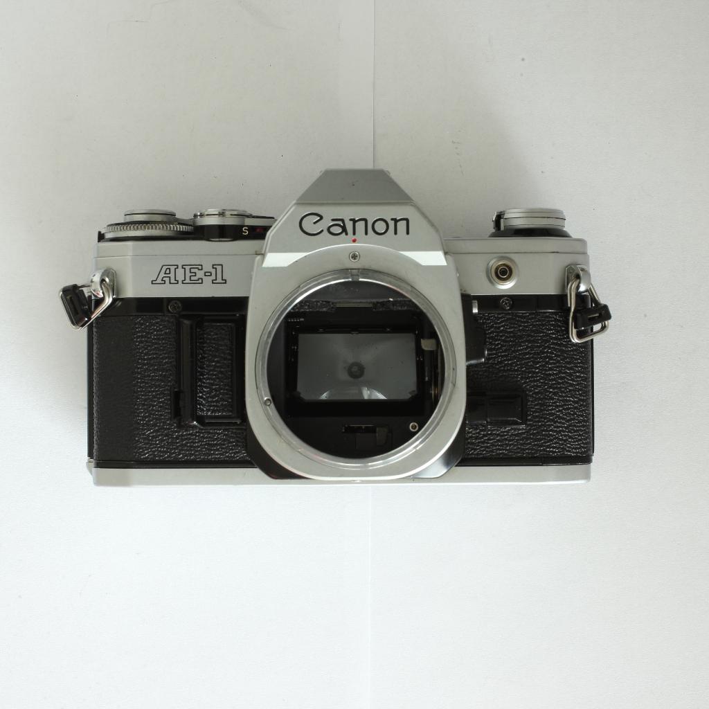 Canon AE-1 DEFECTE kleinbeeld spiegelreflex camerabody, Audio, Tv en Foto, Fotocamera's Analoog, Ophalen of Verzenden, Niet werkend